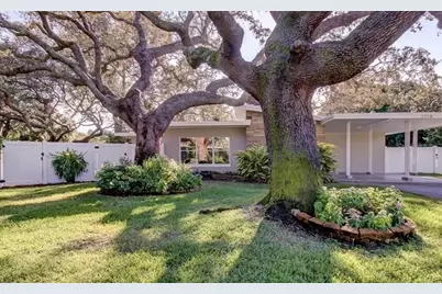 1320 Augusta Lane S, Saint Petersburg, FL 33707 - Photo 1