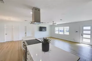 2909 Upper Tangelo Dr, Sarasota, FL 34239 - Photo 11