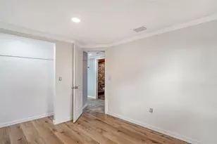 1203 Pineland Ave, Venice, FL 34285 - Photo 13