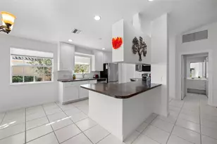 5840 Helicon Pl, Sarasota, FL 34238 - Photo 9