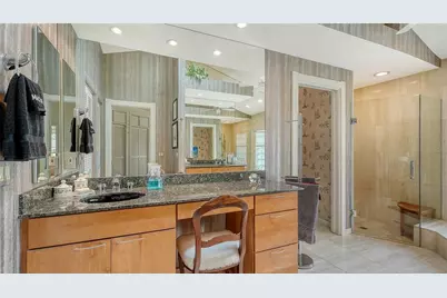 8142 Misty Oaks Boulevard, Sarasota, FL 34243 - Photo 19