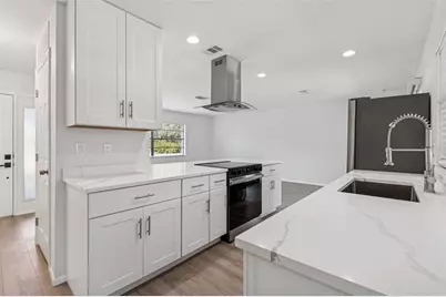 4423 Meadow Creek Circle, Sarasota, FL 34233 - Photo 17