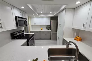 2718 Orchid Oaks Dr, Sarasota, FL 34239 - Photo 3