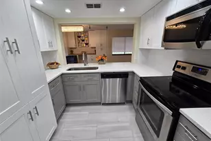 2718 Orchid Oaks Dr, Sarasota, FL 34239 - Photo 5