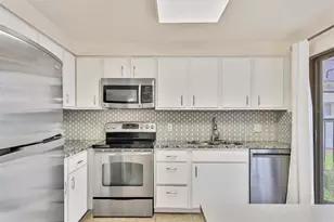 2421 Crispin Ct, Sarasota, FL 34235 - Photo 17