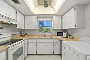 4852 Independence Dr, Bradenton, FL 34210 - Photo 9