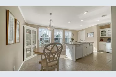 112 Oakwood Boulevard W, Sarasota, FL 34237 - Photo 5