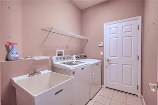 8025 Stirling Falls Cir, Sarasota, FL 34243 - Photo 23