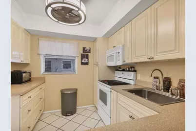 1330 Glen Oaks Drive E #174D, Sarasota, FL 34232 - Photo 19