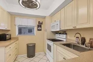 1330 Glen Oaks Dr E, Sarasota, FL 34232 - Photo 17