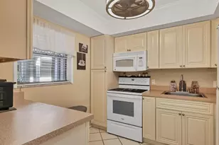 1330 Glen Oaks Dr E, Sarasota, FL 34232 - Photo 15