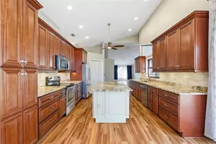 5309 Gardens Dr, Sarasota, FL 34243 - Photo 11