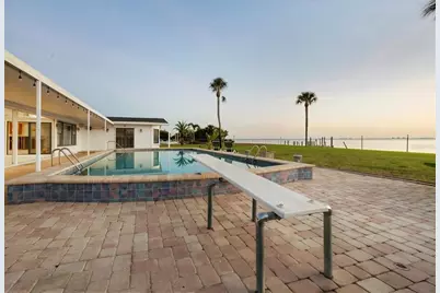 7318 Westmoreland Drive, Sarasota, FL 34243 - Photo 11