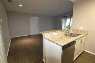 8123 45th Ct E, Sarasota, FL 34243 - Photo 3