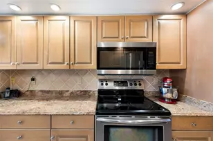 5590 Golf Pointe Dr, Sarasota, FL 34243 - Photo 7