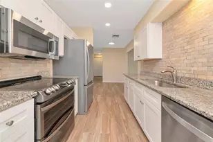 426 Pineview Dr, Venice, FL 34293 - Photo 11