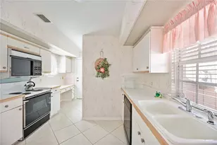 4076 Lyndhurst Ct, Sarasota, FL 34235 - Photo 21