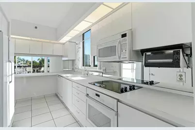 1065 Gulf Of Mexico Drive #305, Longboat Key, FL 34228 - Photo 21