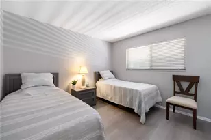 1540 Glen Oaks Dr E, Sarasota, FL 34232 - Photo 7