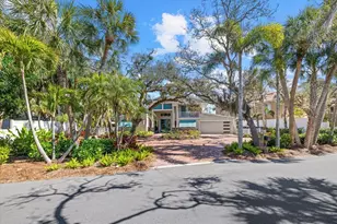 5045 Oxford Dr, Sarasota, FL 34242 - Photo 7