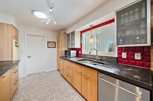 2715 Valencia Dr, Sarasota, FL 34239 - Photo 9