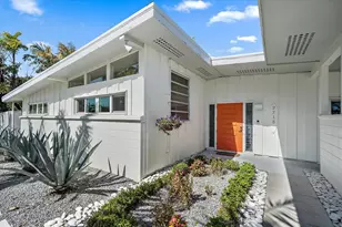 2715 Valencia Dr, Sarasota, FL 34239 - Photo 3