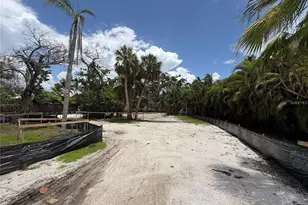 3441 Gulfmead Dr, Sarasota, FL 34242 - Photo 23