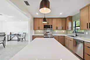 301 Aurora St E, Venice, FL 34285 - Photo 17