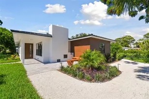 301 Aurora St E, Venice, FL 34285 - Photo 3
