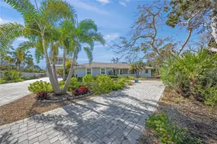 8560 Heron Lagoon Cir, Sarasota, FL 34242 - Photo 5