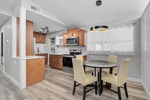 3133 Lake Ridge Dr, Sarasota, FL 34237 - Photo 9