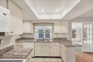 2942 Woodpine Cir, Sarasota, FL 34231 - Photo 11