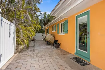 5807 De Palmas Avenue, Holmes Beach, FL 34217 - Photo 3