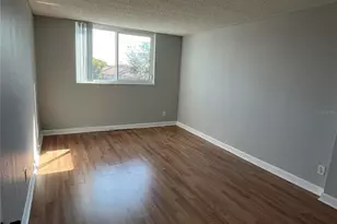 2760 Coconut Bay Ln, Sarasota, FL 34237 - Photo 5