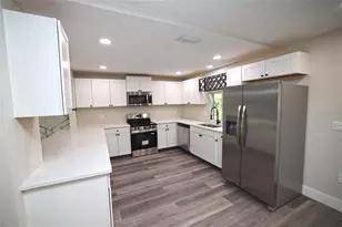 5667 Creekwood Dr, Sarasota, FL 34233 - Photo 19