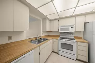 7860 Palm Aire Ln, Sarasota, FL 34243 - Photo 13