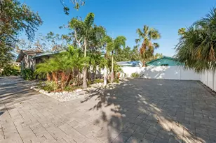 1704 Wisconsin Ln, Sarasota, FL 34239 - Photo 25