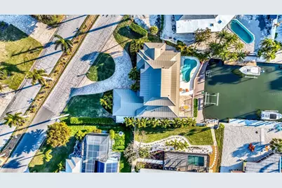 634 Key Royale Drive, Holmes Beach, FL 34217 - Photo 33