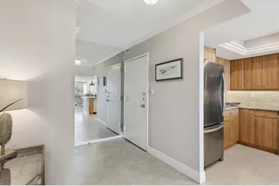 1200 E Peppertree Lane #307, Sarasota, FL 34242 - Photo 5