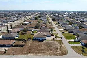 1117 NE 7th Pl, Cape Coral, FL 33909 - Photo 3