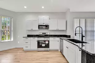 5035 Lakescene Pl, Sarasota, FL 34243 - Photo 9