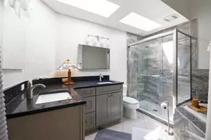 7135 Queen Palm Cir, Sarasota, FL 34243 - Photo 9