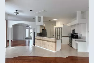 7207 39th Lane E, Sarasota, FL 34243 - Photo 9