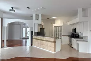 7207 39th Ln E, Sarasota, FL 34243 - Photo 9