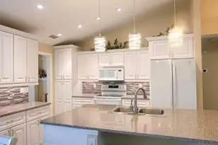 3567 65th Ave Cir E, Sarasota, FL 34243 - Photo 11