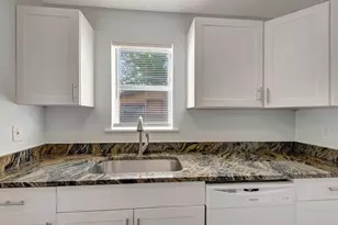 3016 17th St E, Bradenton, FL 34208 - Photo 11