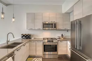 211 Cosmopolitan Ct, Sarasota, FL 34236 - Photo 5