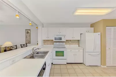 129 Wild Palm Drive #D, Bradenton, FL 34210 - Photo 7