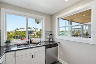 2518 Avenue B, Bradenton Beach, FL 34217 - Photo 17