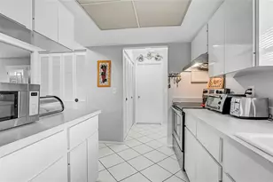 7128 W Country Club Dr N, Sarasota, FL 34243 - Photo 9